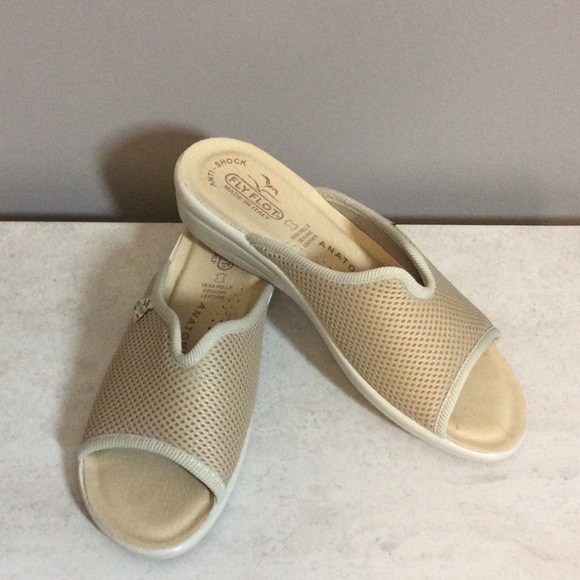 FlyFlot Shoes - 6.5 EU 37 FlyFlot Italian tan mesh slip on sandals